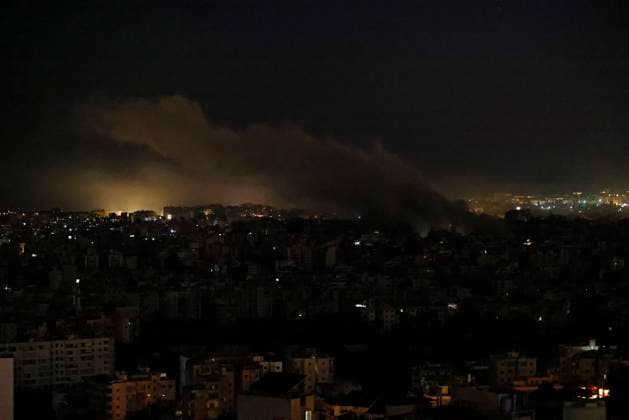 News Themen der Woche KW42 News Bilder des Tages Israeli Strikes Hit Hezbollah-Linked Finance Group - Beirut Smoke and flames rise from areas targeted by an Israeli airstrike in Beirut’s southern suburbs late on October 20, 2024. Lebanese state media reported Israeli strikes Sunday on branches of a Hezbollah-linked financial association, including near the country s only airport, after the Israeli military warned it would attack Al-Qard Al-Hassan s branches. The strikes mark an expansion of the Israeli campaign against Iran-backed group Hezbollah after a year of cross-border exchanges that escalated in late September into a full-blown war. Photo by Marc Fayad ABACAPRESS.COM Beirut Lebanon  Copyright: xFayadxMarc ABACAx