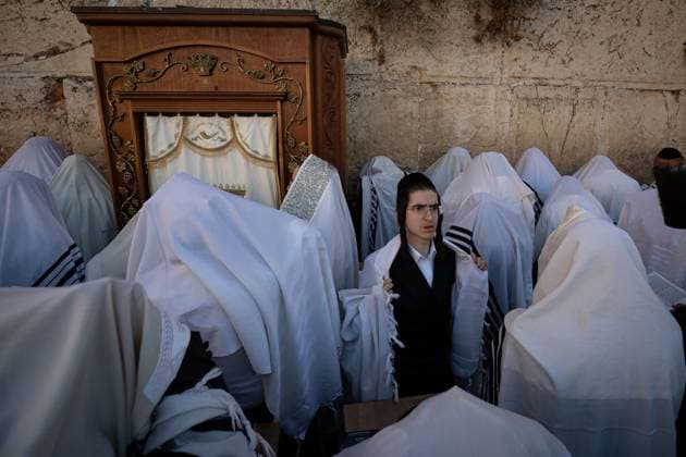 Bilder des Jahres 2024, News 10 Oktober News Themen der Woche KW42 News Bilder des Tages (241021) -- BEIJING, Oct. 21, 2024 -- Jewish worshipers gather to perform the annual Cohanim prayer during the Jewish holiday of Sukkot, at the Western Wall in the old city of Jerusalem, Oct. 20, 2024. ) XINHUA PHOTOS OF THE DAY ChenxJunqing 