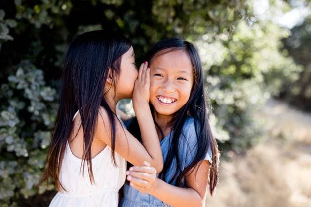 Sisters Whispering & Giggling in Park in San Diego San Diego, California, United States CR_JIDE241017-1565332-01 ,model released, Symbolfoto