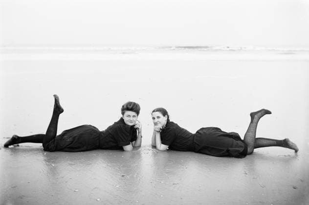 RECORD DATE NOT STATED Two Women Posing on Ocean Beach, Atlantic City, New Jersey, USA, circa 1900 Two Women Posing on Ocean Beach, Atlantic City, New Jersey, USA, circa 1900. Copyright: 1010_16_ghi-circa00934