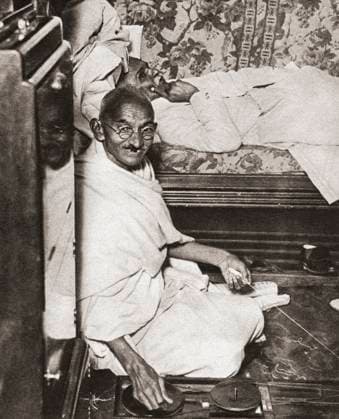 RECORD DATE NOT STATED Mohandas Karamchand Gandhi. Mohandas Karamchand Gandhi, aka Mahatma Gandhi, 1869 - 1948. Indian activist, leader of the Indian independence movement against British rule. Seen here at the Round Table Conference, 1931. From The Pageant of the Century, published 1934. Copyright: KenxWelshx xDesignxPics 902_05_13258175HighRes