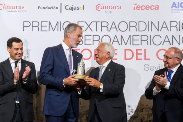 Entertainment Bilder des Tages Spanish King Felipe VI (2L) receives the Honour Distintion of the Latinamerican Awards of the Golden Tower from hands of the Seville s Trade Chamber president Francisco Herrero (2R) next to Andalucia region president Juanma Moreno (L) during an act held in Seville, Spain 21 October 2024. Spanish King Felipe VI receives the Honour Distintion of the Latinamerican Awards of the Golden Tower !ACHTUNG: NUR REDAKTIONELLE NUTZUNG!  Copyright: xJoséxManuelxVidalx GRAFAND4006 20241021-55015001379_1