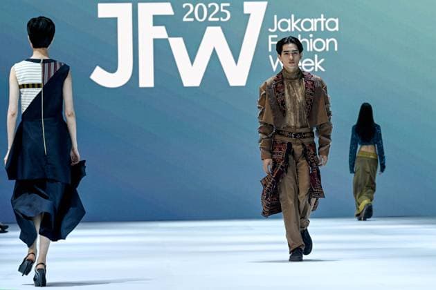 Bilder des Jahres 2024, Entertainment 10 Oktober Entertainment Themen der Woche KW43 Entertainment Bilder des Tages (241021) -- JAKARTA, Oct. 21, 2024 -- Models present creations during the opening of the Jakarta Fashion Week 2025 in Jakarta, Indonesia, Oct. 21, 2024. ) INDONESIA-JAKARTA-FASHION WEEK AgungxKuncahyaxB. 