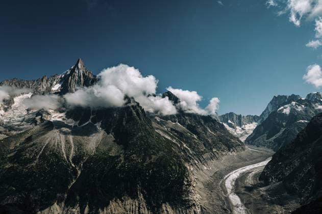 Creative Highlights World Bergtal mit imposanten Gipfeln, Gletschern und Wolken unter blauem Himmel, Frankreich, Alpen, Mont-Blanc-Region, Europa Mountain valley with imposing peaks, glaciers and clouds under a blue sky, France, Alps, Mont Blanc region, Europe Copyright: imageBROKER SinaxFrantzen ibxsif11559578.jpg
