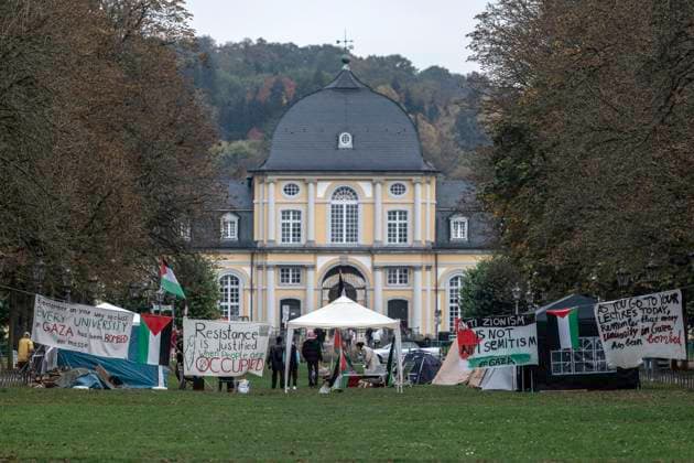 News Themen der Woche KW43 News Bilder des Tages Palästina-Lager in Bonn vor dem Poppelsdorfer Schloss. Auf der Poppelsdorfer Allee in Bonn wurde ein Lager von Unterstützern des palästinensischen Standpunktes aufgebaut. Mehrere Flaggen Palästinas wehen im Wind. Transparente sollen insbesondere Studentinnen und Studenten darauf hinweisen, dass Palästina ein Recht auf Widerstand habe. In Gaza seien alle Universitäten durch israelische Angriffe zerstört worden, zugleich könnten Bonner Studenten ihre Vorlesungen besuchen. Das Poppelsdorfer Schloss im Hintergrund ist Teil der Bonner Universität. Bonn Nordrhein-Westfalen Deutschland *** Palestine camp in Bonn in front of the Poppelsdorfer Schloss On the Poppelsdorfer Allee in Bonn, a camp was set up by supporters of the Palestinian poi