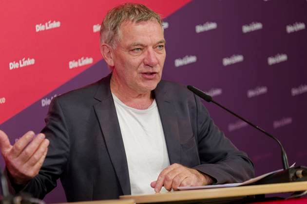 Parteivorsitzender Die Linke 2024-10-21 Deutschland, Berlin Pressekonferenz der auf dem Parteitag in Halle frisch gewählten Doppelspitze der Partei Die Linke im Karl-Liebknecht-Haus, der Parrteizentrale in Berlin. Im Bild Jan van Aken, Parteivorsitzender Die Linke. *** Party Chairman Die Linke 2024 10 21 Germany, Berlin Press conference of the newly elected dual leadership of Die Linke at the party conference in Halle at Karl Liebknecht Haus, the party headquarters in Berlin Pictured