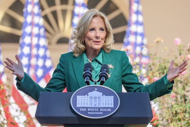 Bilder des Jahres 2024, News 10 Oktober News Themen der Woche KW43 News Bilder des Tages First Lady Jill Biden speaks to guest in the Rose Garden during the unveiling of a new enhanced, educational White House public tour for visitors at the White House on October 21, 2024 in Washington D.C..  WAP20241021055 JemalxCountess