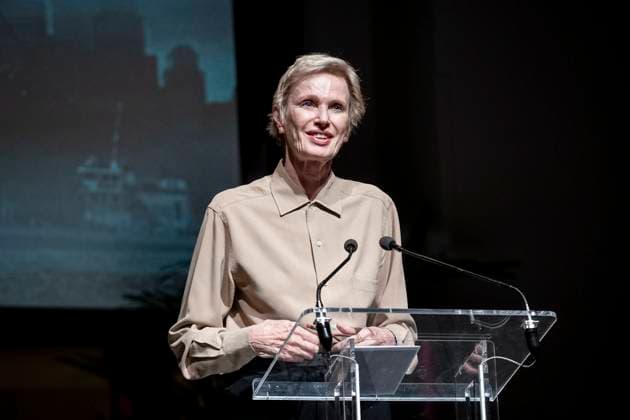 Bilder des Jahres 2024, Entertainment 10 Oktober Entertainment Themen der Woche KW43 Entertainment Bilder des Tages Tribute to writer Paul Auster Paul Austers widow, writer Siri Hustvedt, speaks during the tribute to writer, screenwriter and film director Paul Auster, at the Círculo de Bellas Artes, on October 21, 2024, in Madrid Spain The writer, who died in April this year, is the author of iconic works such as The New York Trilogy and The Book of Illusions , At the meeting, his life and legacy were remembered, and his daughter Sophie Auster performed Blue Team, a song she wrote in honor of her father, while photographs by Spencer Ostrander were projected on the screen 21 OCTOBER 2024 A Pé Madrid Madrid Spain  Copyright: xA.xPÃ rezxMecax 6291517