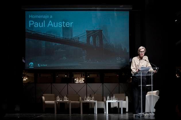 Entertainment Bilder des Tages Tribute to writer Paul Auster Paul Austers widow, writer Siri Hustvedt, speaks during the tribute to writer, screenwriter and film director Paul Auster, at the Círculo de Bellas Artes, on October 21, 2024, in Madrid Spain The writer, who died in April this year, is the author of iconic works such as The New York Trilogy and The Book of Illusions , At the meeting, his life and legacy were remembered, and his daughter Sophie Auster performed Blue Team, a song she wrote in honor of her father, while photographs by Spencer Ostrander were projected on the screen 21 OCTOBER 2024 A Pé Madrid Madrid Spain  Copyright: xA.xPÃ rezxMecax 6291518