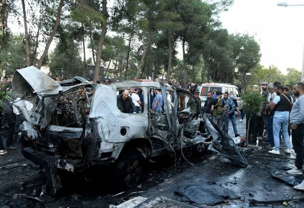 News Themen der Woche KW43 News Bilder des Tages (241021) -- DAMASCUS, Oct. 21, 2024 -- People gather around the wreckage of a vehicle targeted by an Israeli airstrike in the Mazzeh neighborhood of Damascus, Syria, on Oct. 21, 2024. Two civilians were killed and three others wounded in an Israeli airstrike targeting a civilian vehicle west of Damascus on Monday, said the Syrian Defense Ministry. (Photo by Xinhua) SYRIA-DAMASCUS-ISRAEL-AIRSTRIKE AmmarxSafarjalani 