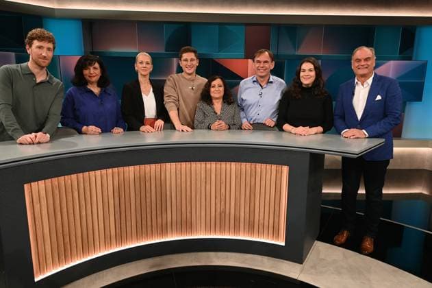 News Themen der Woche KW43 News Bilder des Tages Moderator Louis Klamroth, Bankfachwirtin Heike Oeser. Geschäftsführerin Sirkka Jendis, Politiker Philipp Türmer, Rentnerin Magdalini Wallraf, Journalist Hermann-Josef Tenhagen, Politikerin Franziska Brandmann und Unternehmer Georg Kofler, l-r, zu Gast in der ARD Talkshow Hart aber Fair mit dem Thema Machtkampf um die Rente: Verlieren die Jungen gegen die Boomer? *** Presenter Louis Klamroth, banking specialist Heike Oeser Managing Director Sirkka Jendis, politician Philipp Türmer, pensioner Magdalini Wallraf, journalist Hermann Josef Tenhagen, politician Franziska Brandmann and entrepreneur Georg Kofler, l-r, as guests on the ARD talk show Hart aber Fair with the topic of the power struggle over pensions Are the young losing out to the bo