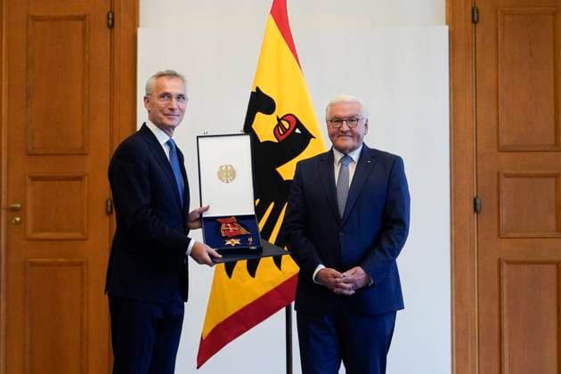 News Themen der Woche KW43 News Bilder des Tages Staatsbesuch, Bundespräsident, Verleihung des Großkreuzes des Verdienstordens Bundespräsident Frank-Walter Steinmeier Verleihung des Großkreuzes des Verdienstordens der Bundesrepublik Deutschland an Jens Stoltenberg im Schloss Bellevue Berlin Berlin GER *** State visit, Federal President, Award of the Grand Cross of the Order of Merit Federal President Frank Walter Steinmeier Award of the Grand Cross of the Order of Merit of the Federal Republic of Germany to Jens Stoltenberg at Bellevue Palace Berlin Berlin GER