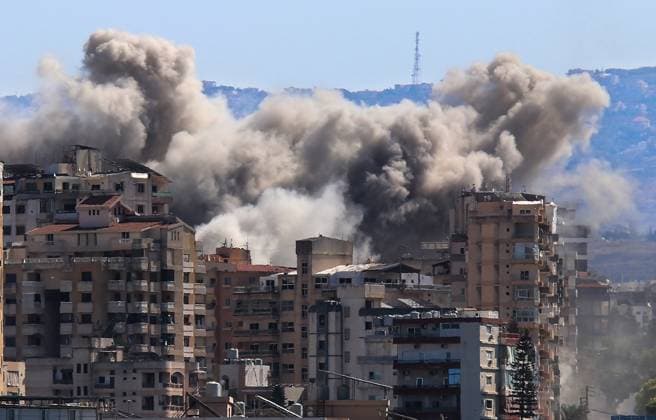 Smoke rises above buildings from an Israeli airstrike that targeted Al-Hawsh village outside Tyre City, Lebanon on Tuesday, October 22, 2024. Thirteen people, including a child, have been killed and 57 people wounded in an Israeli strike near Rafik Hariri University Hospital in southern Beirut.  LEB2024102205 NizarxKashmar