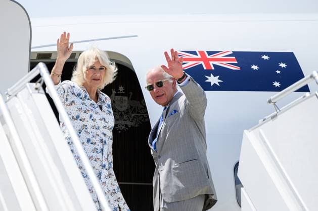 Entertainment Themen der Woche KW43 Entertainment Bilder des Tages ROYALS AUSTRALIAN VISIT, Britain s King Charles III and Queen Camilla wave during their official departure from Australia at Sydney Kingsford Smith Airport in Sydney, Wednesday, October 23, 2024. King Charles III and Queen Camilla will fly to Samoa to attend the Commonwealth Heads of Government Meeting (CHOGM). ( NO ARCHIVING, EDITORIAL USE ONLY, NO USE IN BOOKS WITHOUT CONSENT SYDNEY NSW AUSTRALIA  Copyright: xBIANCAxDExMARCHIx 20241023136085761100