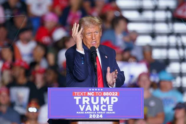 October 22, 2024, Greensboro, North Carolina, USA: Former President DONALD TRUMP comments on Elon Musk s SpaceX rockets at his rally in Greensboro, NC. Greensboro USA - ZUMAb238 20241022_zsp_b238_017 Copyright: xJoshxBrownx