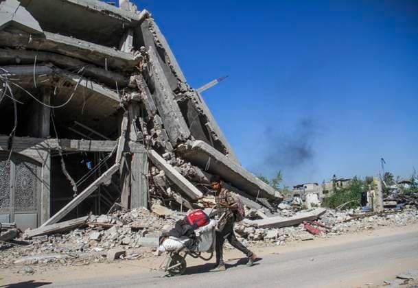(241022) -- GAZA, Oct. 22, 2024 -- A boy fleeing from the northern Gaza Strip town of Beit Lahia is seen on a street in Gaza City, on Oct. 22, 2024. Seven Palestinians were killed in an Israeli airstrike on a school sheltering displaced people in Beit Lahia, northern Gaza Strip, according to Palestinian sources on Tuesday. (Photo by Xinhua) MIDEAST-GAZA CITY-PALESTINIANS-BEIT LAHIA-FLEEING MahmoudxZaki 