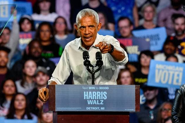 Bilder des Jahres 2024, News 10 Oktober News Themen der Woche KW43 News Bilder des Tages Barack Obama Holds A Presidential Campaign Rally For Kamala Harris At The Huntington Place In Detroit, MI Former President Barack Obama holds a presidential campaign rally for Kamala Harris at The Huntington Place in Detroit, MI, on October 22, 2024, to encourage early voting. Detroit, MI United States  Copyright: xAdamxJ.xDeweyx originalFilename: dewey-notitle241022_npi8l.jpg