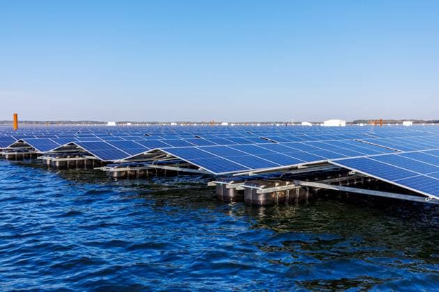 Schmimmende Solaranlage auf dem Cottbuser Ostsee DEU Deutschland Brandenburg Cottbus, 17.10.2024, Floating-PV auf dem Cottbuser Ostsee, das Energieunternehmen LEAG errichtet auf dem kuenftigen Cottbuser Ostsee (ehemals Tagebau Cottbus-Nord) Deutschlands groesste schwimmende Solaranlage. Die Photovoltaik-Anlage hat eine Flaeche von 16 Hektar und besteht aus ca. 51.000 Solarmodulen, die auf Schwimmkoerpern (Pontons) montiert sind. Die fertige FPV-Anlage soll eine Leistung von 29 MW haben. Die schwimmende Solaranlage ist Teil der LEAG GigawattFactory. *** Floating solar plant on the Cottbuser Ostsee DEU Germany Brandenburg Cottbus, 17 10 2024, Floating PV on the Cottbuser Ostsee, the energy company LEAG is building Germanys largest floating so AF_FPV_CBOstsee_43803.jpeg