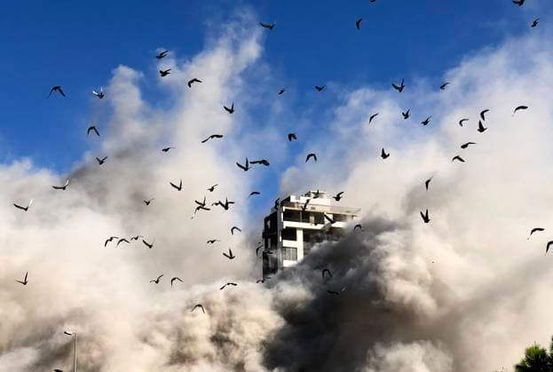 Bilder des Jahres 2024, News 10 Oktober News Themen der Woche KW43 (241023) -- BEIRUT, Oct. 23, 2024 -- Smoke billows from a building after an Israeli airstrike in the southern suburb of Beirut, Lebanon, Oct. 22, 2024. The death toll from Israeli airstrikes on Lebanon since the beginning of the Israel-Hezbollah conflict has reached 2,530, with injuries up to 11,803, according to a report released Tuesday by the Disaster Risk Management Unit at the Lebanese Council of Ministers. ) LEBANON-BEIRUT-ISRAELI AIRSTRIKE BilalxJawich 