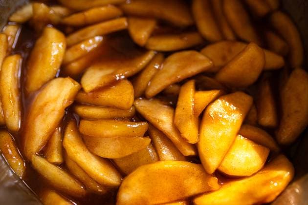 close-up of a warm apple pie filling Allentown, Pennsylvania, United States R_PUNF241021-1567189-01