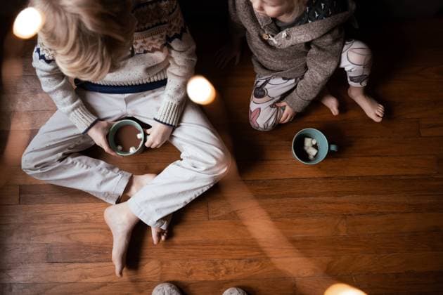 Creative Highlights Symbolfotos Siblings Enjoy A Cup Of Hot Chocolate On Floor Of Home Tulsa, Oklahoma, United States R_XBCB241021-1566957-01 ,model released, Symbolfoto