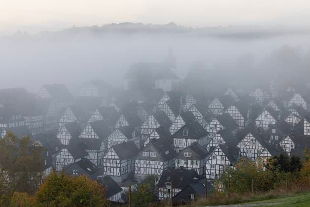 News Themen der Woche KW43 News Bilder des Tages Herbstmorgen im Siegerland. Blick aus dem Kurpark auf die Historische Altstadt von Freudenberg mit ihren Fachwerkhaeusern (Fachwerkhäusern). Oberhalb der Altstadt befindet sich die EV Kirche. Nebel liegt ueber (über) der Altstadt. Herbst im Siegerland am 23.10.2024 in Freudenberg Deutschland. *** Autumn morning in Siegerland View from the spa gardens to the historic old town of Freudenberg with its half-timbered houses Above the old town is the EV church Fog lies over the old town Autumn in Siegerland on 23 10 2024 in Freudenberg Germany