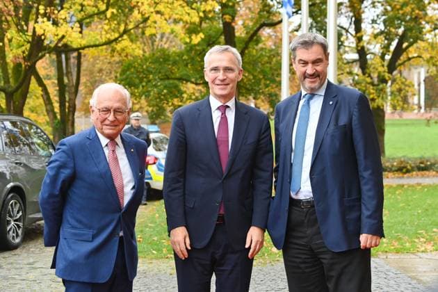 News Bilder des Tages Markus SOEDER (Ministerpraesident Bayern und CSU Vorsitzender) empfaengt den Leiter der Muenchner Sicherheitskonferenz Jens STOLTENBERG (Mitte) am 23.10.2024 im Prinz Carl Palais in Muenchen, li:Wolfgang ISCHINGER. *** Markus SOEDER State Premier of Bavaria and CSU Chairman receives the head of the Munich Security Conference Jens STOLTENBERG center on 23 10 2024 at the Prinz Carl Palais in Munich, left Wolfgang ISCHINGER
