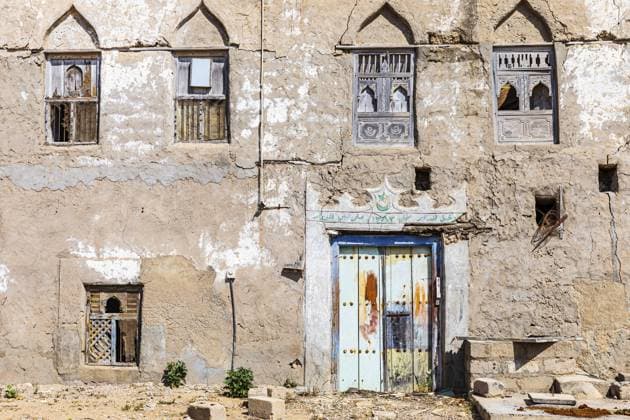 Alte, verwitterte Fensterläden und Haustür im verlassenen Ortsteil von Mirbat, Provinz Dhofar, Arabische Halbinsel, Sultanat Oman Old, weathered shutters and front door in the deserted neighbourhood of Mirbat, Dhofar Province, Arabian Peninsula, Sultanate of Oman Copyright: imageBROKER KarlheinzxIrlmeier ibxkhi11609664.jpg