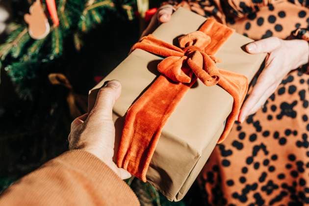 Man giving gift to woman at Christmas model released, Symbolfoto, VSNF02542