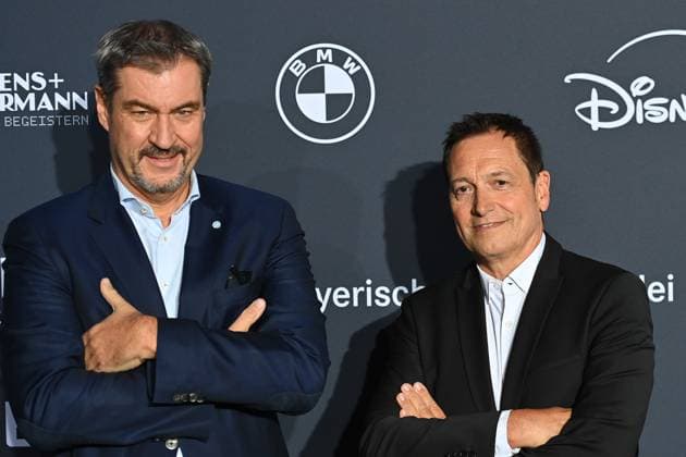 Entertainment Themen der Woche KW43 Entertainment Bilder des Tages vli:Markus SOEDER (Ministerpraesident Bayern und CSU Vorsitzender) mit Dieter NUHR Roter Teppich,Blauer Panther TV und Streaming Award 2024 am 23.10.2024 in der BMW Welt Muenchen. *** vli Markus SOEDER State Premier of Bavaria and CSU Chairman with Dieter NUHR Red Carpet,Blue Panther TV and Streaming Award 2024 on 23 10 2024 at BMW Welt Munich