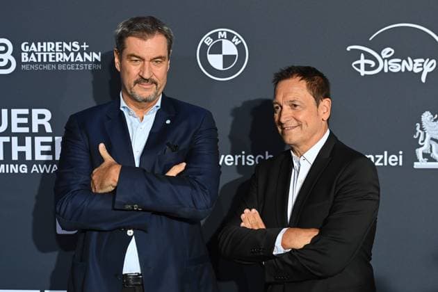 vli:Markus SOEDER (Ministerpraesident Bayern und CSU Vorsitzender) mit Dieter NUHR Roter Teppich,Blauer Panther TV und Streaming Award 2024 am 23.10.2024 in der BMW Welt Muenchen.