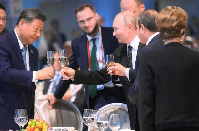 News Themen der Woche KW43 News Bilder des Tages 16th BRICS Summit official reception 8790900 23.10.2024 President of Russia Vladimir Putin, right, and President of the People s Republic of China Xi Jinping, left, during the official reception of the 16th BRICS Summit. Images can be used on the condition that the photographer?s name and source are mentioned in the following order: name of the photographer brics-russia2024.ru host photo agency. Alexey Nikolskiy Photohost agency brics-russia2024.ru Kazan Republic of Tatarstan Russia  Copyright: xAlexeyxNikolskiyx