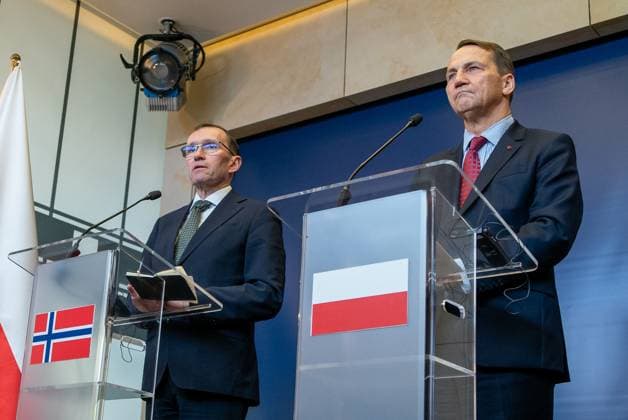 News Themen der Woche KW43 News Bilder des Tages Press conference of Radoslaw Sikorski and Espen Barth Eide in Warsaw - 23 Oct 2024 Espen Barth Eide (L) and Poland s Minister of Foreign Affairs - Radoslaw Sikorski (R) speak during a press conference. Press conference of the Minister of Foreign Affairs of Poland Radoslaw Sikorski and Minister of Foreign Affairs of Norway Espen Barth Eide. During a press conference, the ministers discussed support for Ukraine, including military and economic assistance and reconstruction plans. Security issues were also discussed, such as sanctions against Russia and Belarus, hybrid threats, disinformation and defense cooperation within The North Atlantic Treaty Organization (NATO). Warsaw Poland Copyright: xMarekxAntonixIwanczukx xSOPAxImagesx DSC06091