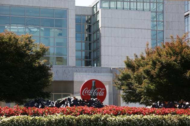 (241023) -- ATLANTA (U.S.), Oct. 23, 2024 -- A Coca-Cola logo is seen at the entrance of the Coca-Cola Company in Atlanta, Georgia, the United States, on Oct. 23, 2024. Coca-Cola shares fell nearly 2 percent on Wednesday after the company reported weaker-than-expected third-quarter unit case volumes. ) U.S.-ATLANTA-COCA-COLA-Q3-EARNINGS LiuxYanan 