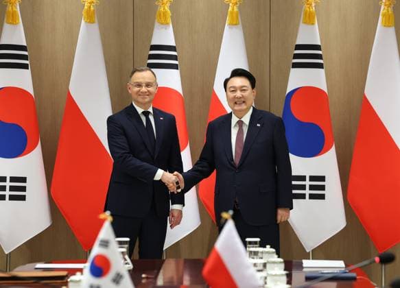 News Themen der Woche KW43 S. Korea-Poland summit S. Korea-Poland summit South Korean President Yoon Suk Yeol (R) poses with his Polish counterpart, Andrzej Duda (2nd from R), during their talks at the presidential office in Seoul on Oct. 24, 2024. (Yonhap) 2024-10-24 15:18:21 < 1980-2024 YONHAPNEWS AGENCY. .> EDITORIAL USE ONLY  Copyright: xx PYH2024102413340031500 YonhapxNewsx yonphotos235217