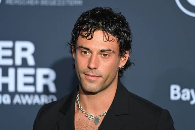 Aaron Altaras (Schauspieler), Einzelbild,angeschnittenes Einzelmotiv,Portraet,Portrait,Porträt. Roter Teppich,Blauer Panther TV und Streaming Award 2024 am 23.10.2024 in der BMW Welt Muenchen.