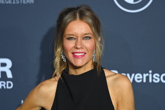 Laura KARASEK (Autorin,Moderatorin), Einzelbild,angeschnittenes Einzelmotiv,Portraet,Portrait,Porträt. Roter Teppich,Blauer Panther TV und Streaming Award 2024 am 23.10.2024 in der BMW Welt Muenchen.