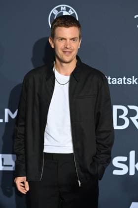 Ferdinand HOFER (Schauspieler), Einzelbild,angeschnittenes Einzelmotiv,Halbfigur,halbe Figur, Roter Teppich,Blauer Panther TV und Streaming Award 2024 am 23.10.2024 in der BMW Welt Muenchen.