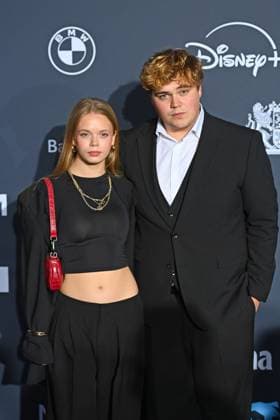 Lorenzo Germeno (Schauspieler), mit weiblicher Begleitung, Roter Teppich,Blauer Panther TV und Streaming Award 2024 am 23.10.2024 in der BMW Welt Muenchen.