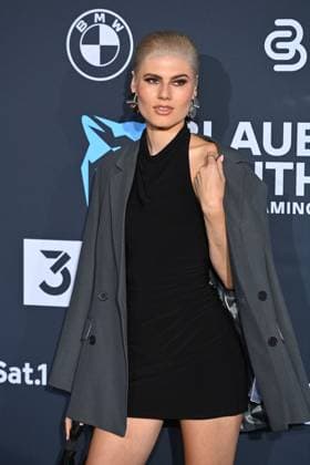 Lea Oude Engberink (Model), Einzelbild,angeschnittenes Einzelmotiv,Halbfigur,halbe Figur, Roter Teppich,Blauer Panther TV und Streaming Award 2024 am 23.10.2024 in der BMW Welt Muenchen.