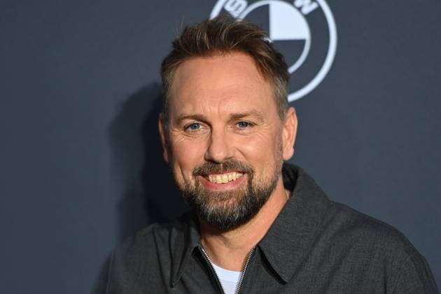 Steven GAETJEN (Moderator), Einzelbild,angeschnittenes Einzelmotiv,Portraet,Portrait,Porträt. Roter Teppich,Blauer Panther TV und Streaming Award 2024 am 23.10.2024 in der BMW Welt Muenchen.