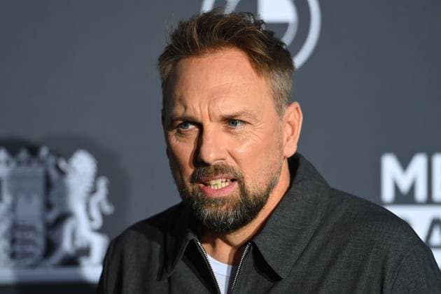 Steven GAETJEN (Moderator), Einzelbild,angeschnittenes Einzelmotiv,Portraet,Portrait,Porträt Roter Teppich,Blauer Panther TV und Streaming Award 2024 am 23.10.2024 in der BMW Welt Muenchen.