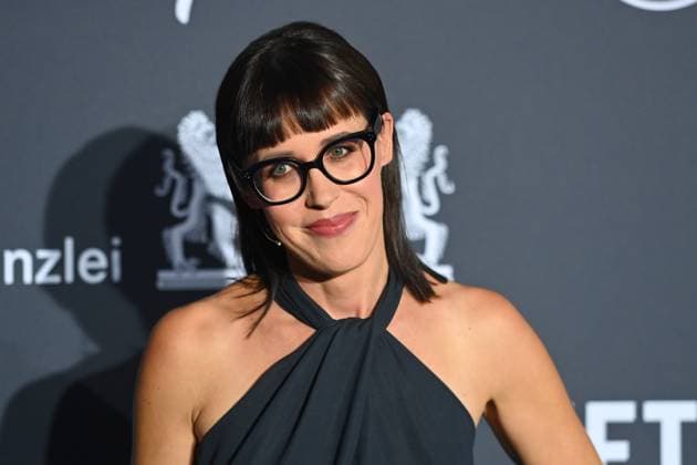 Eva KARL FALTERMAIER (Moderatorin), Einzelbild,angeschnittenes Einzelmotiv,Portraet,Portrait,Porträt. Roter Teppich,Blauer Panther TV und Streaming Award 2024 am 23.10.2024 in der BMW Welt Muenchen.