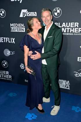 Dirk Steffens mit Ehefrau Dr. Sabine Steffens bei der Verleihung vom Blauer Panther - TV & Streaming Award 2024 in der BMW Welt. München, 23.10.2024