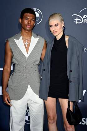 Jermaine Kokou Kothe und Lea Oude Engberink bei der Verleihung vom Blauer Panther - TV & Streaming Award 2024 in der BMW Welt. München, 23.10.2024