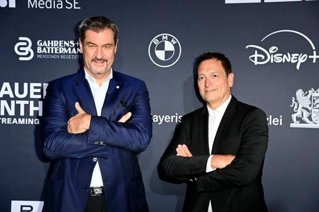 Markus Söder und Dieter Nuhr bei der Verleihung vom Blauer Panther - TV & Streaming Award 2024 in der BMW Welt. München, 23.10.2024