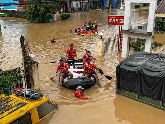 News Themen der Woche KW43 News Bilder des Tages (241024) -- CAMARINES SUR PROVINCE, Oct. 24, 2024 -- Rescuers evacuate residents from the floods caused by Tropical Storm Trami in Camarines Sur Province, the Philippines on Oct. 24, 2024. At least 22 people have been killed and nine others are missing due to massive flooding and landslides triggered by Tropical Storm Trami, which continues to rip through the Philippines on Thursday, authorities said. (Photo by Xinhua) THE PHILIPPINES-TROPICAL STORM TRAMI-DEATH TOLL PhilippinexCoastxGuard 