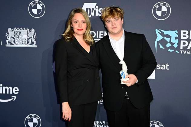 Alwara Höfels und Lorenzo Germeno bei der Verleihung vom Blauer Panther - TV & Streaming Award 2024 in der BMW Welt. München, 23.10.2024