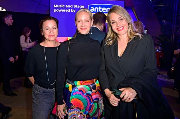 Gast, Anna Schudt und Alwara Höfels bei der Verleihung vom Blauer Panther - TV & Streaming Award 2024 in der BMW Welt. München, 23.10.2024