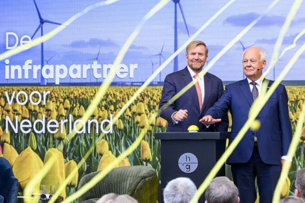 Entertainment Themen der Woche KW43 News Bilder des Tages Nijkerk Nijkerk, The Netherlands, 2024-10-24 13:39:39 NIJKERK, 24-10-2024, Van Gelder GroupKing Willem Alexander opens a sustainable asphalt plant of Van Gelder Group in Nijkerk. In this energy-efficient plant, Van Gelder can produce one hundred percent biobased and recycled asphalt. PHOTO: NLBeeld Patrick van EmstIn the photo: Evert van de Poll and King Willem Alexander during the opening Credit: NL Beeld Patrick van Emst  Copyright: xx x